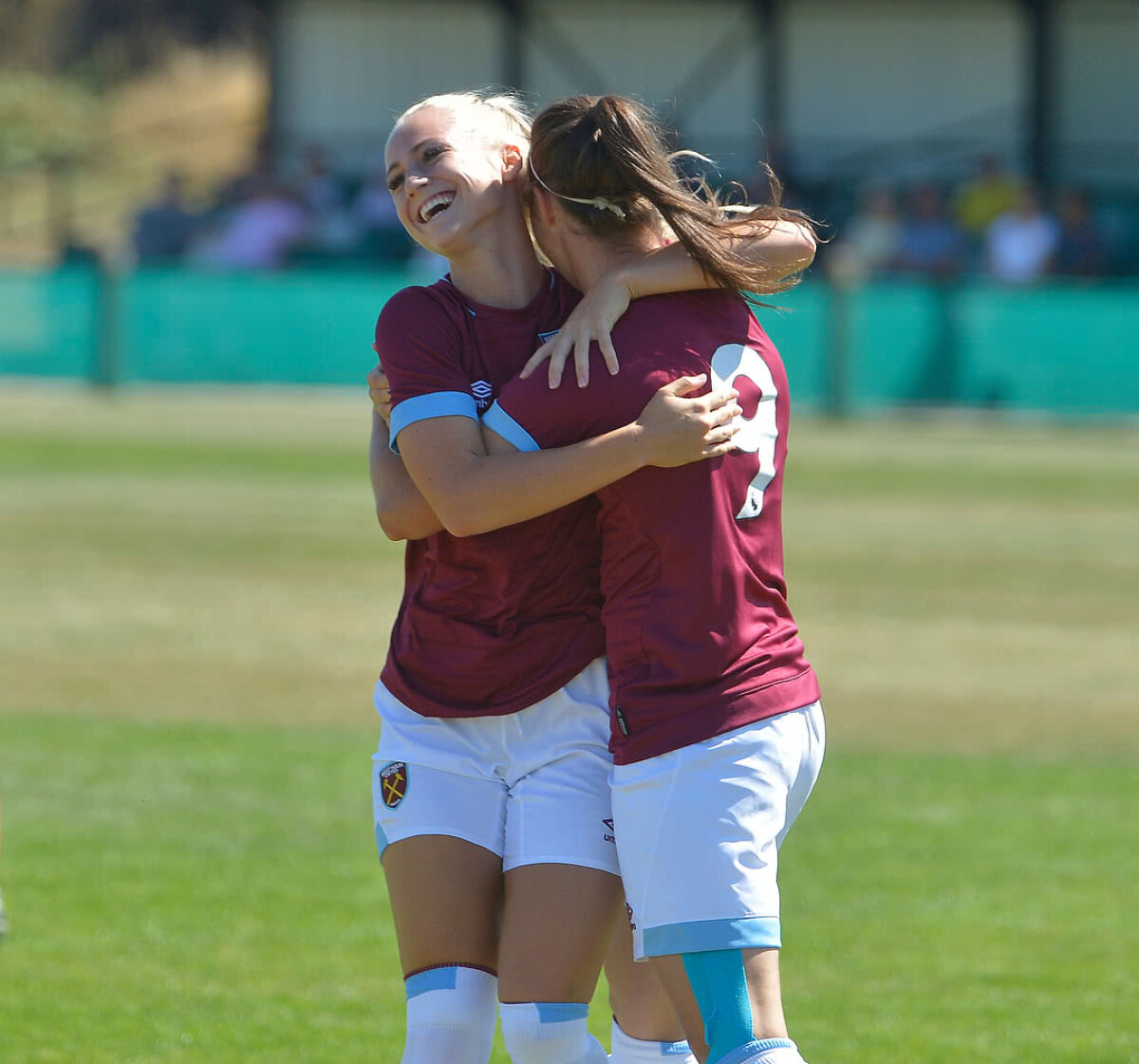 FOTO Rivale în Premier League, iubite în viața reală » Spectaculoasa relație dintre două fotbaliste elvețiene a atras atenția BBC