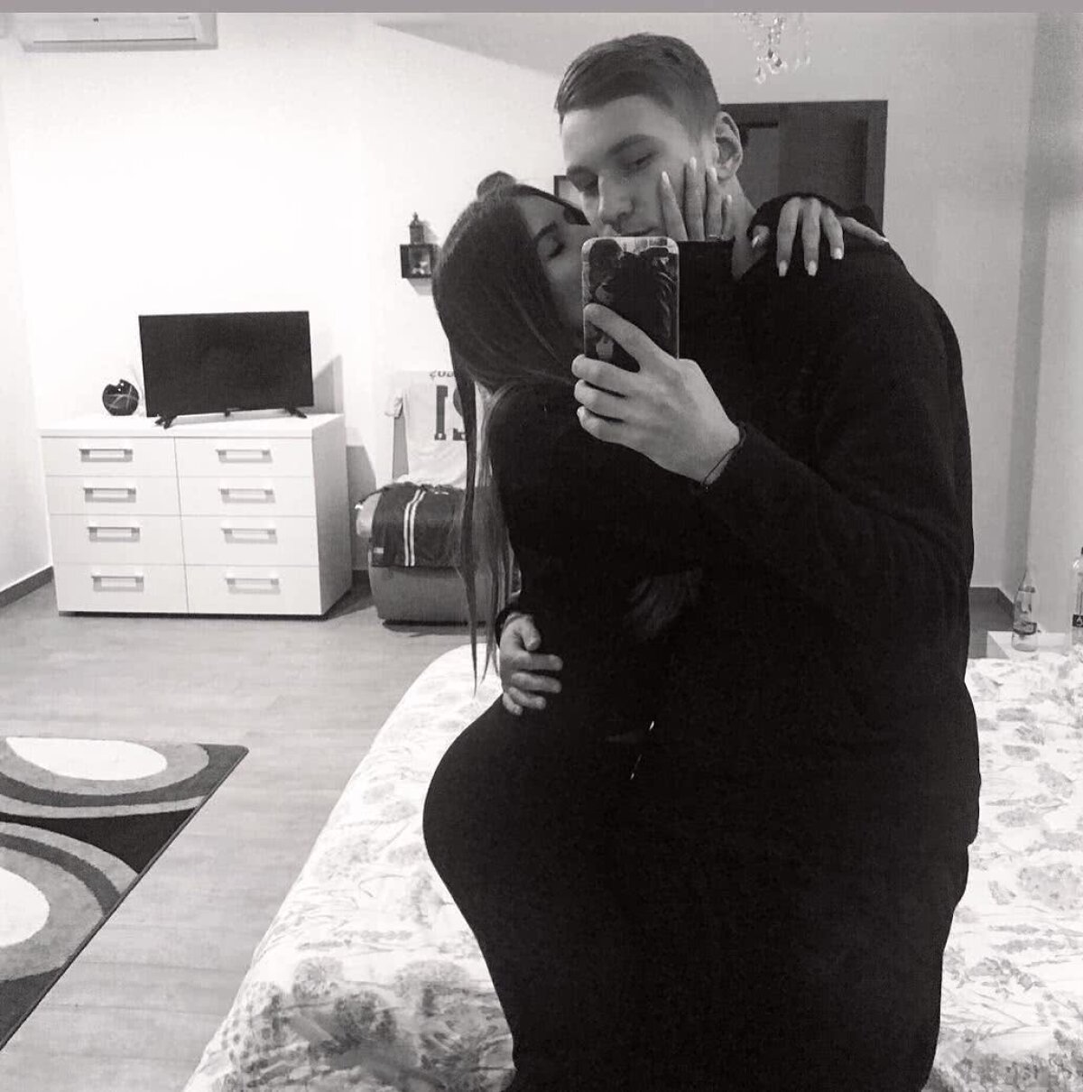 VIDEO + FOTO Ea e motivul căderii lui Drăguș? Puștiul minune al lui Hagi, filmat și fotografiat dezbrăcat în pat cu iubita 