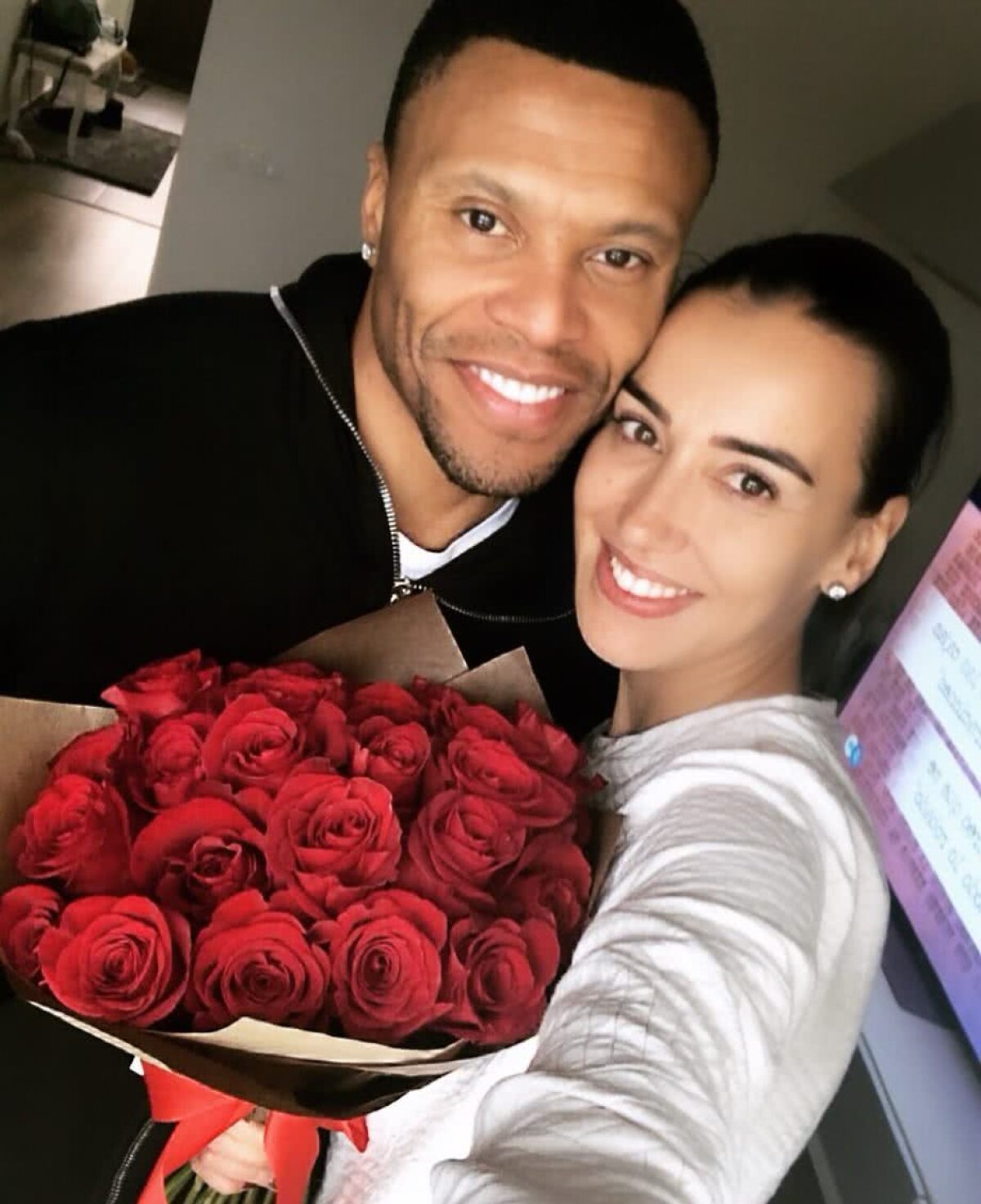 FOTO „Bestia” romantică » Julio Baptista, cel mai bine plătit fotbalist al Ligii 1, nu joacă, dar se distrează cu soția