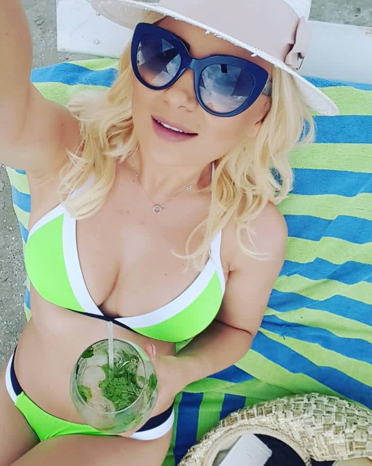 GALERIE FOTO Adora adoră să pozeze provocator și iubește sportul:  "Fac parasailing, canoe și merg la ore de kangoo jumps"