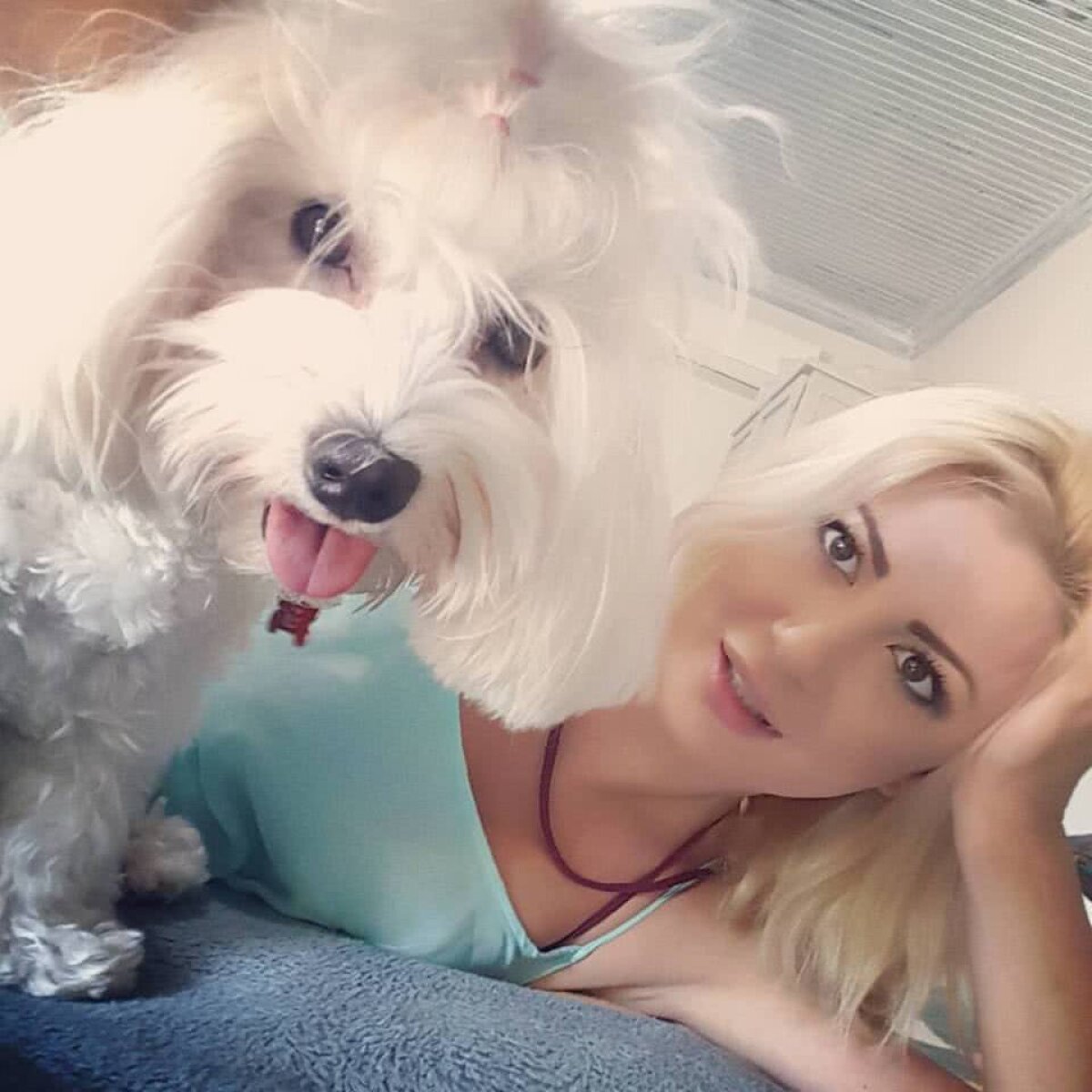 GALERIE FOTO Adora adoră să pozeze provocator și iubește sportul:  "Fac parasailing, canoe și merg la ore de kangoo jumps"