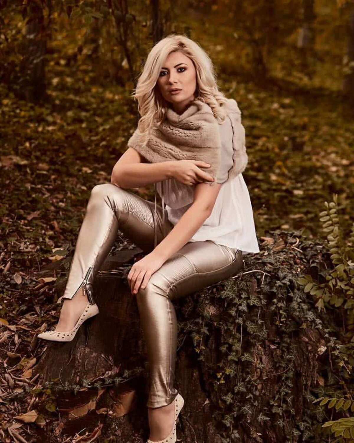 GALERIE FOTO Adora adoră să pozeze provocator și iubește sportul:  "Fac parasailing, canoe și merg la ore de kangoo jumps"