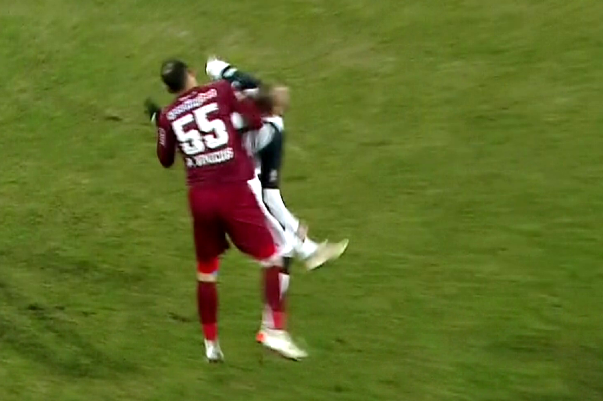 VIDEO + FOTO Două faze controversate în prima repriză la CFR - Astra! Duckadam e convins că Bîrsan a greșit pro CFR 