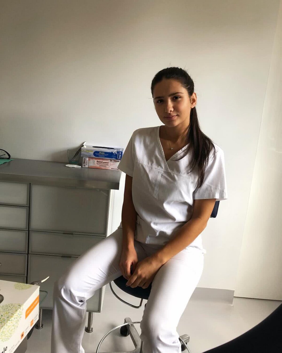 FOTO Studenta la medicină care i-a furat inima lui Răzvan Marin » Imagini spectaculoase cu și fără halat :) 