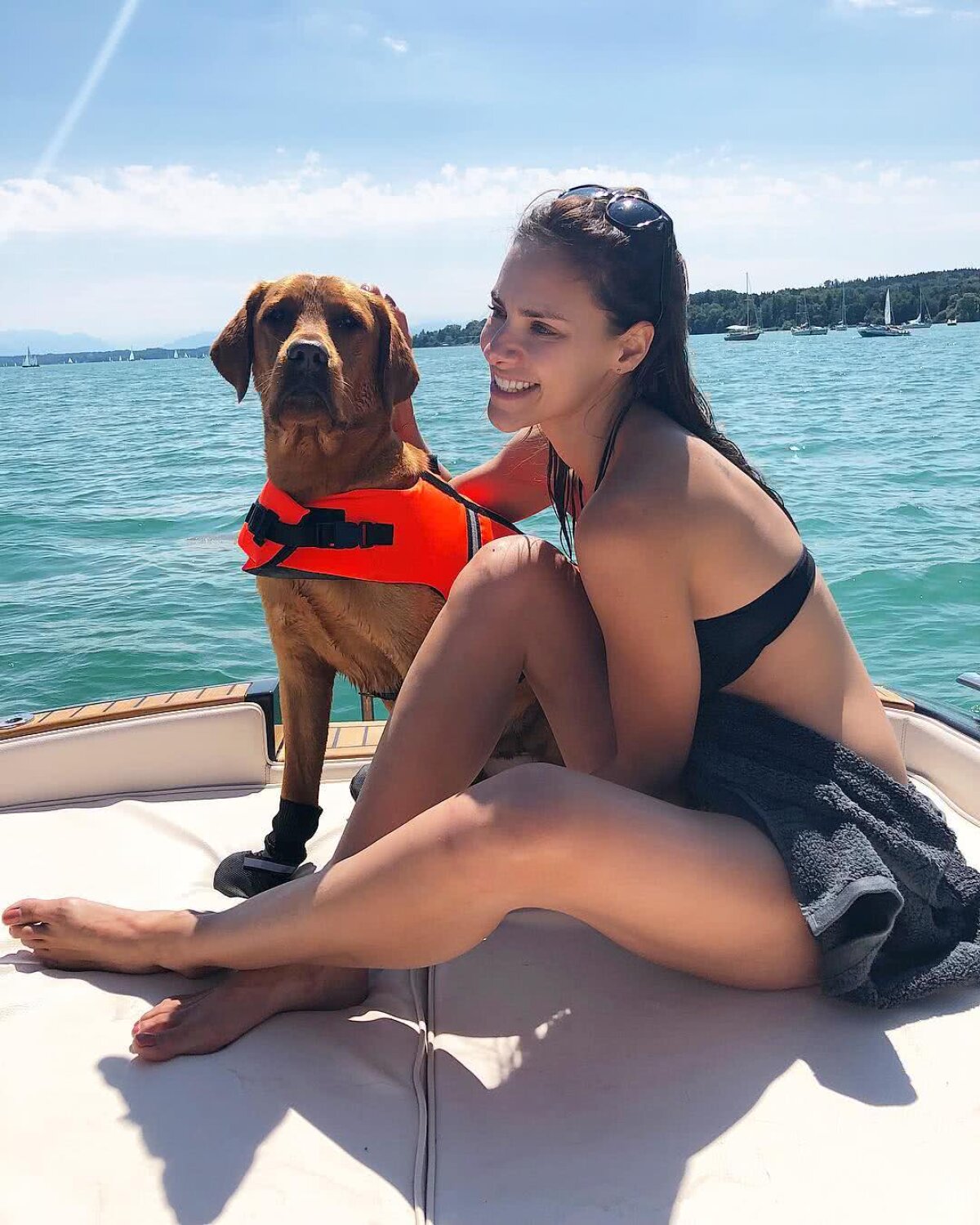 FOTO Gafă la Sky » Cine e sexy-jurnalista care a devenit persona non grata pe Allianz Arena