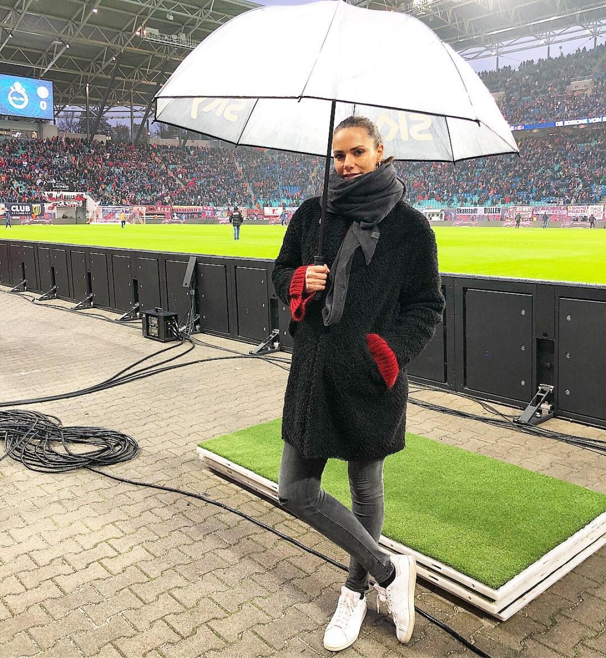 FOTO Gafă la Sky » Cine e sexy-jurnalista care a devenit persona non grata pe Allianz Arena