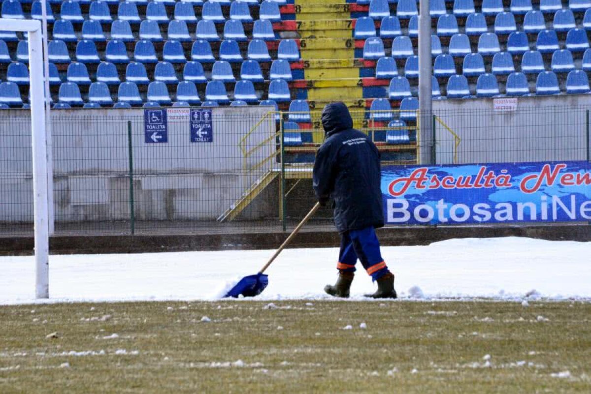 FOTO Mobilizare la Botoșani, unde gazonul a fost acoperit de zapadă! Apel făcut de club catre suporteri