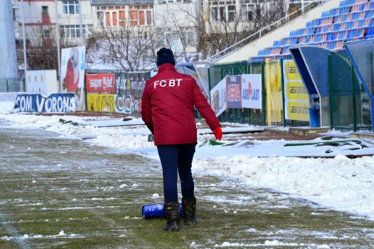 FOTO Mobilizare la Botoșani, unde gazonul a fost acoperit de zapadă! Apel făcut de club catre suporteri