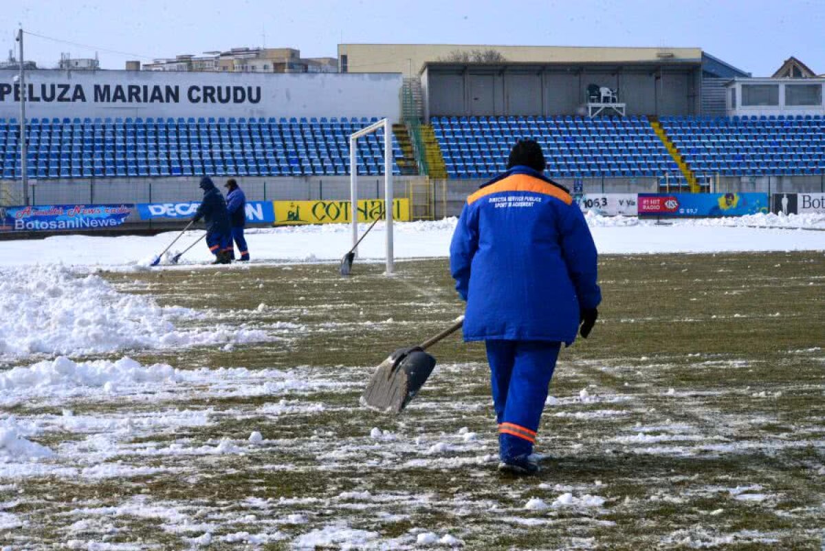 FOTO Mobilizare la Botoșani, unde gazonul a fost acoperit de zapadă! Apel făcut de club catre suporteri