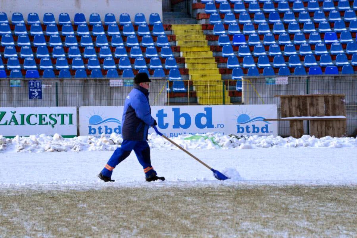 FOTO Mobilizare la Botoșani, unde gazonul a fost acoperit de zapadă! Apel făcut de club catre suporteri