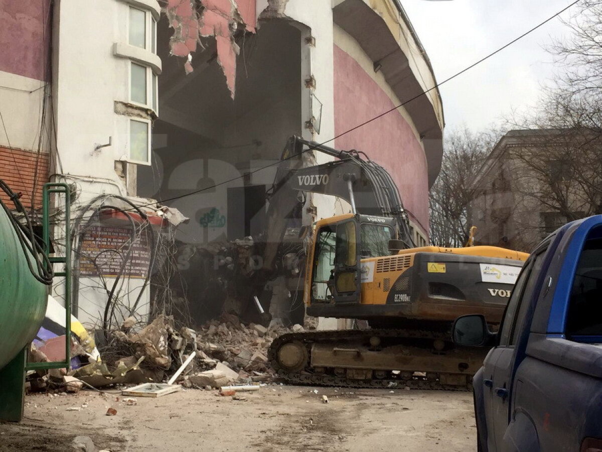 DEMOLARE GIULEȘTI // GALERIE FOTO & VIDEO Ziduri găurite! Buldozerele au intrat azi în forță în peluza dinspre teatru