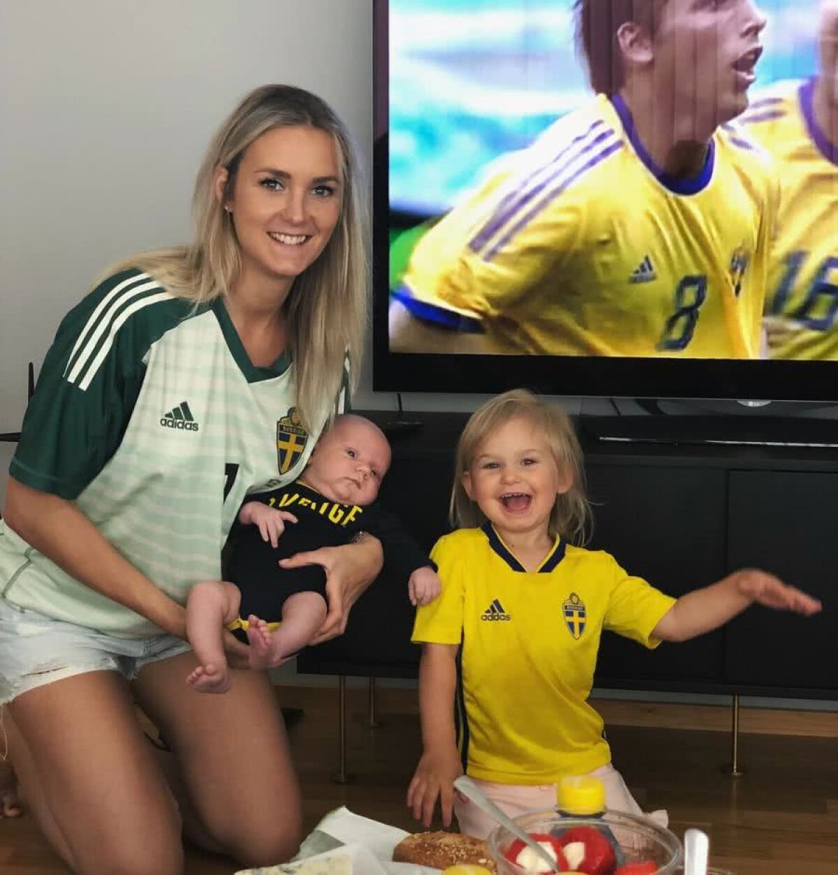 FOTO 23 de zile până la Suedia - România » Cine câștigă derby-ul frumuseții? Imagini spectaculoase cu partenerele internaționalilor