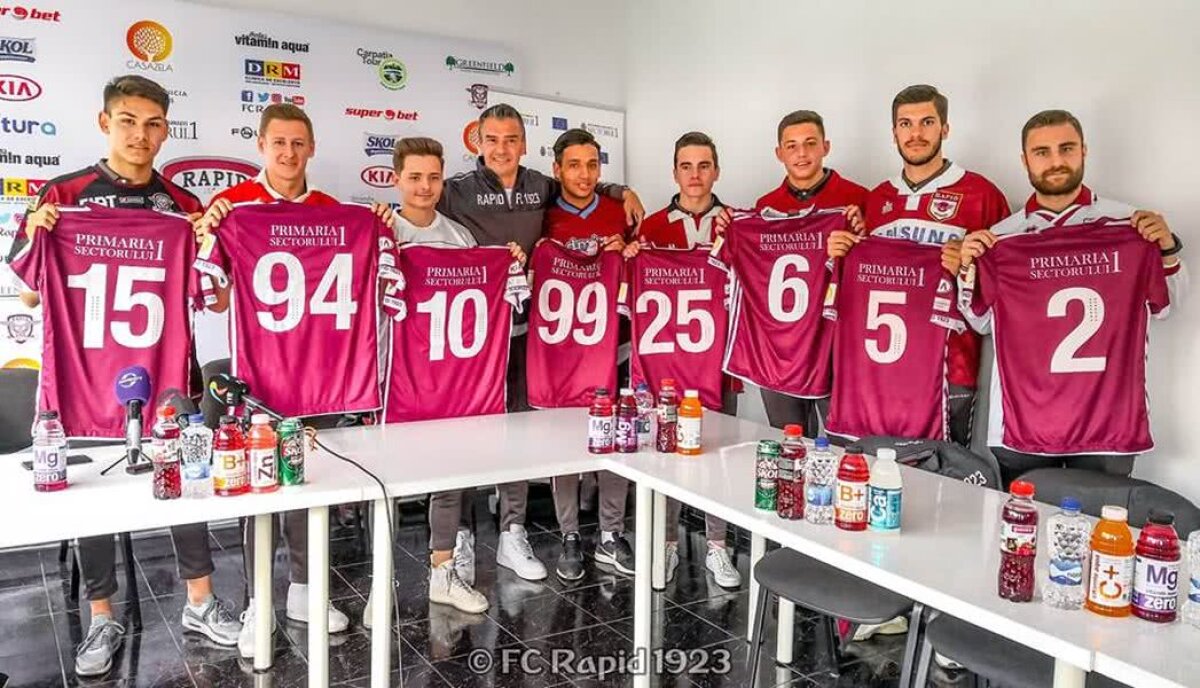 FOTO Prezentare unică a noilor achiziții ale Rapidului » Tricouri cu schepsis la stadionul din Regie