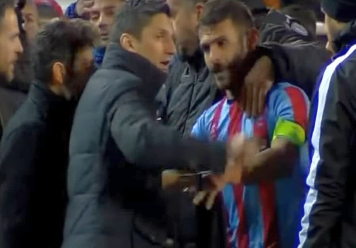 FOTO Răzvan Lucescu a intrat pe teren și s-a certat cu jucătorii și oficialii adverși: „O formație e prezentată ca Barcelona, alta ca un rahat!”
