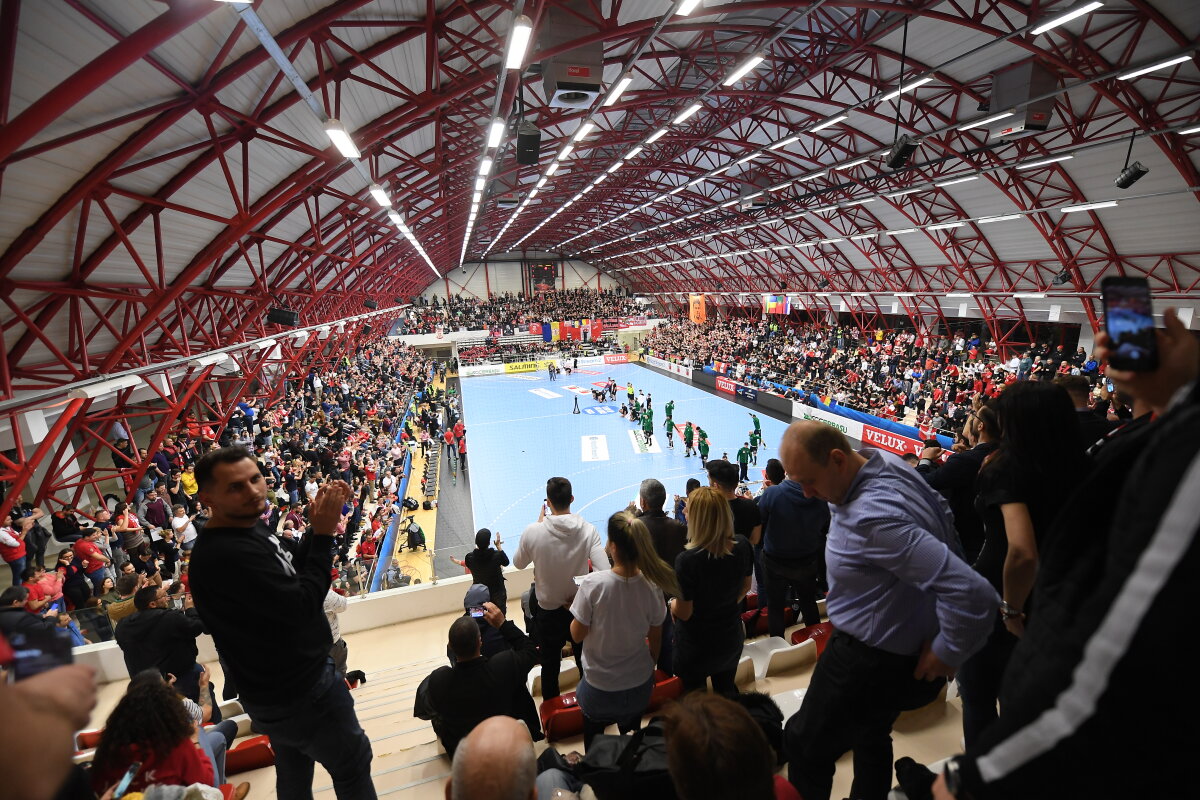 DINAMO - SPORTING // VIDEO+FOTO Mircea Lucescu și Mircea Rednic, în peluză la meciul de handbal cu Sporting » Atmosferă senzațională în Sala Dinamo!