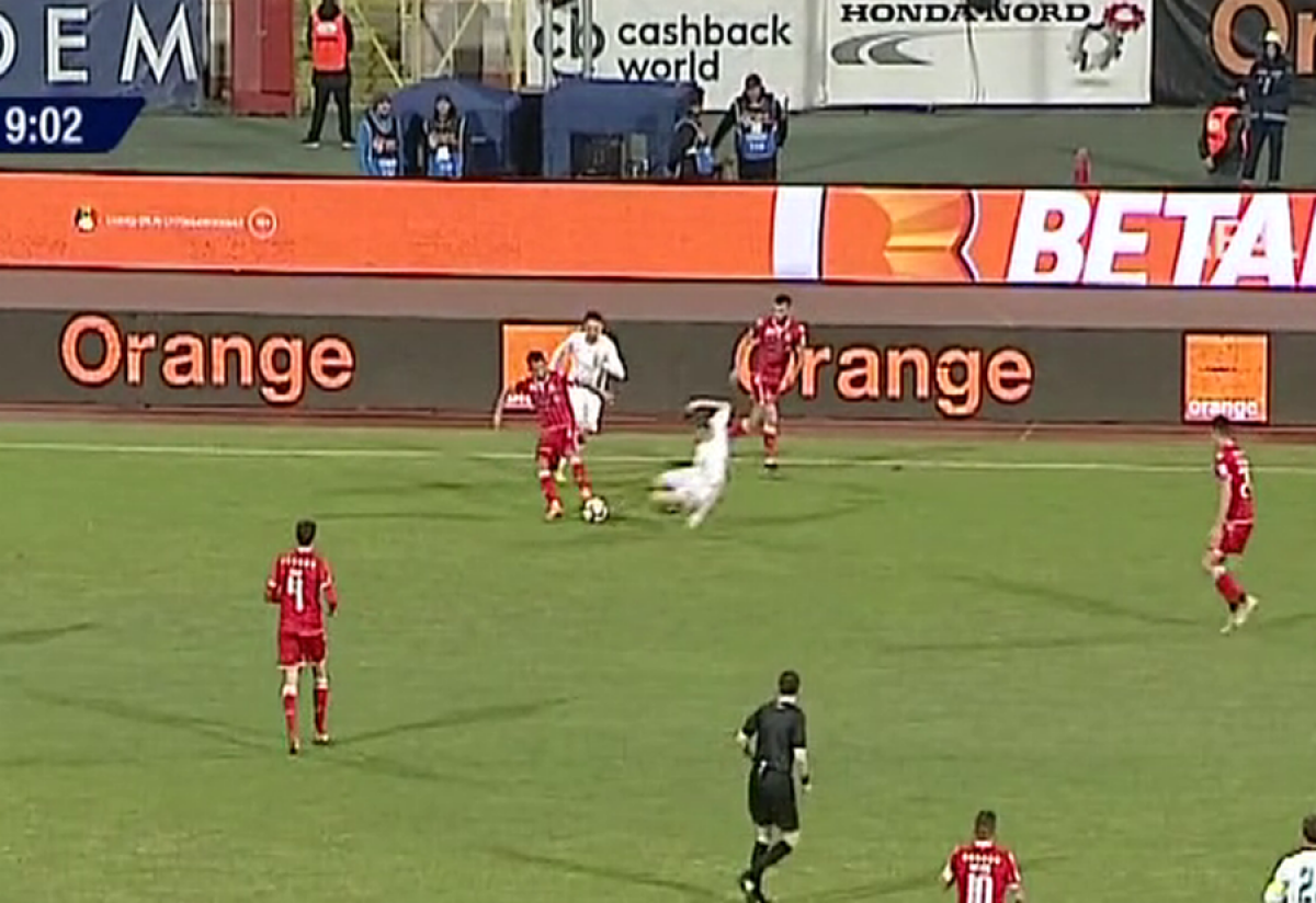 DINAMO - CHIAJNA // FOTO Adrian Ropotan, intrare caracteristică, similară cu cea din meciul contra FCSB! Are 7 cartonașe galbene în 8 meciuri