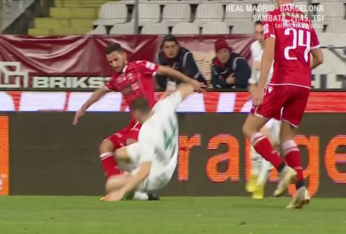 DINAMO - CHIAJNA // FOTO Adrian Ropotan, intrare caracteristică, similară cu cea din meciul contra FCSB! Are 7 cartonașe galbene în 8 meciuri