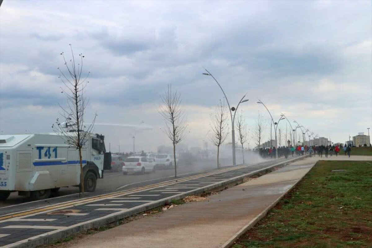 VIDEO + FOTO Imagini îngrozitoare în Turcia » Poliția a fost obligată să securizeze intrarea la vestiare, 12 oameni au fost arestați