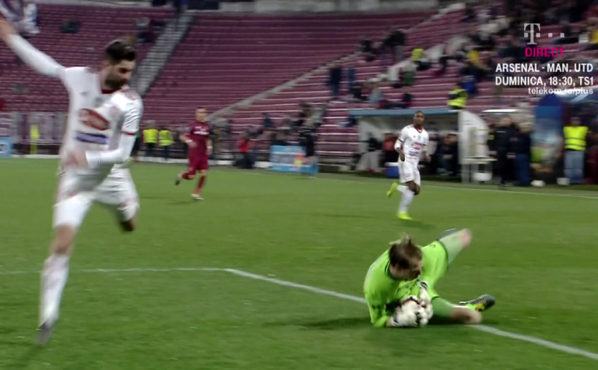 CFR CLUJ - SEPSI // FOTO A ieșit Arlauskis cu mingea din careu? Reluările au elucidat misterul