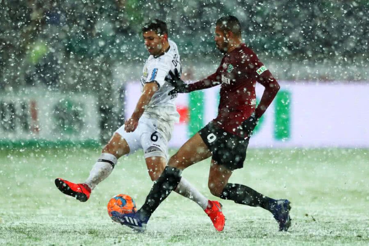 FOTO + VIDEO // HANNOVER - LEVERKUSEN // Imagini incredibile în Germania: meci întrerupt din cauza ninsorii abundente