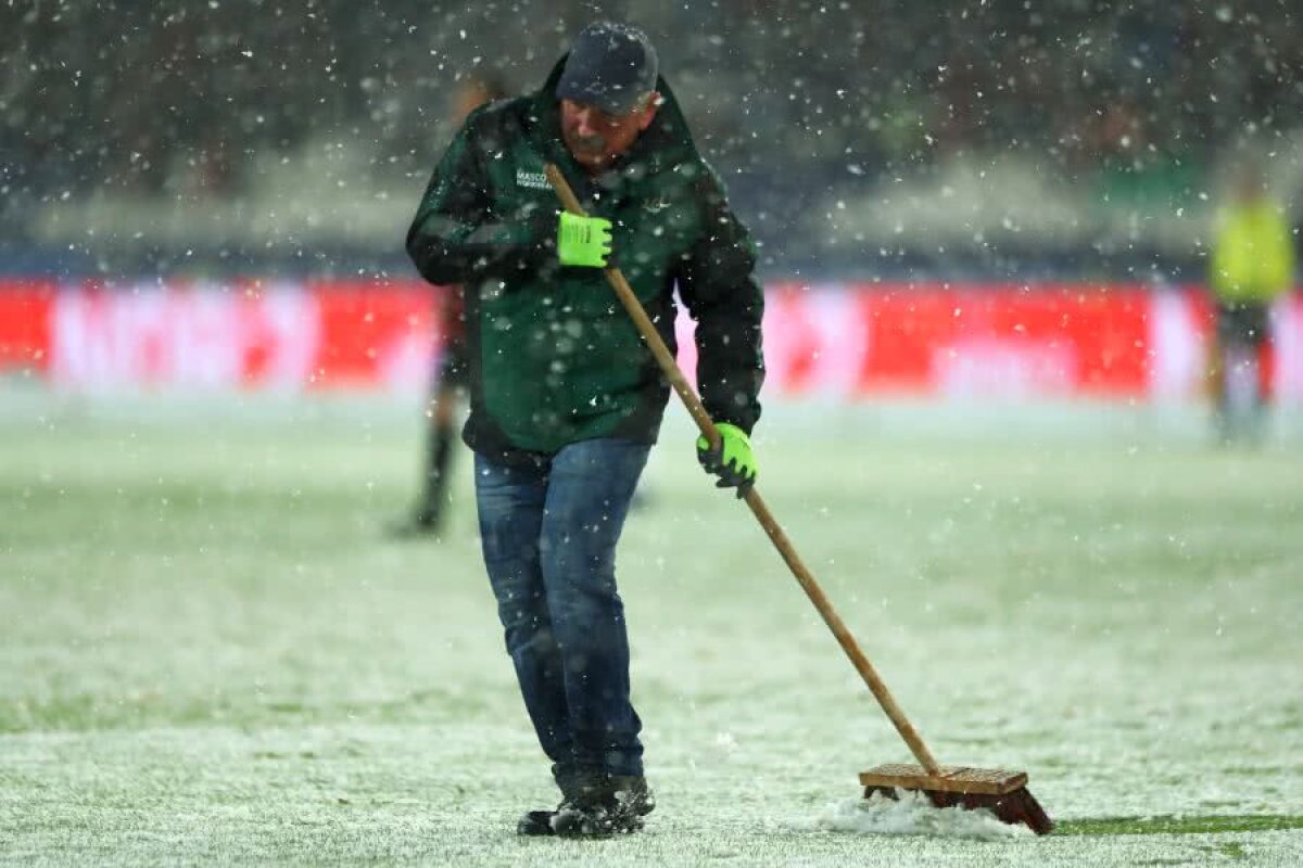 FOTO + VIDEO // HANNOVER - LEVERKUSEN // Imagini incredibile în Germania: meci întrerupt din cauza ninsorii abundente