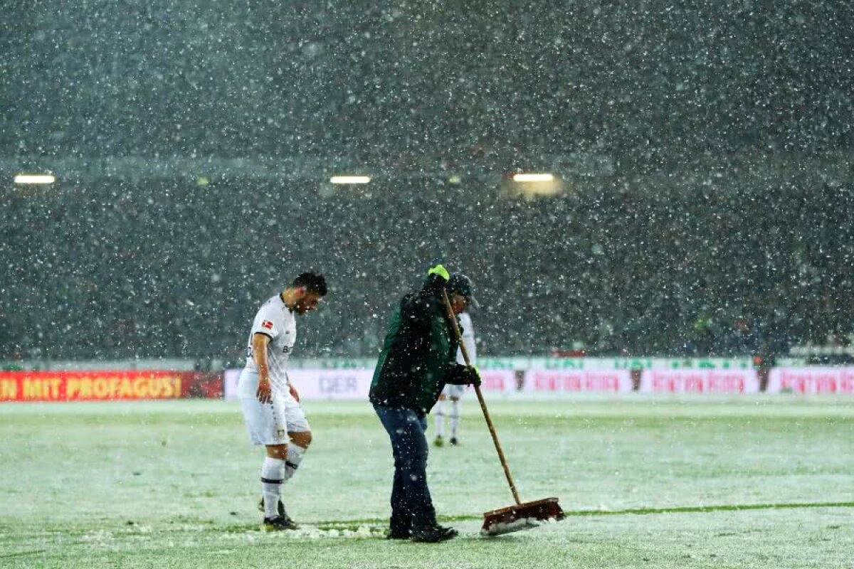 FOTO + VIDEO // HANNOVER - LEVERKUSEN // Imagini incredibile în Germania: meci întrerupt din cauza ninsorii abundente