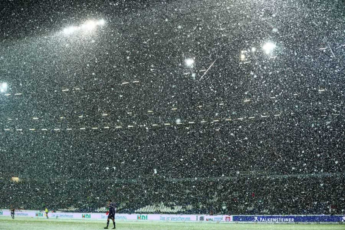 FOTO + VIDEO // HANNOVER - LEVERKUSEN // Imagini incredibile în Germania: meci întrerupt din cauza ninsorii abundente