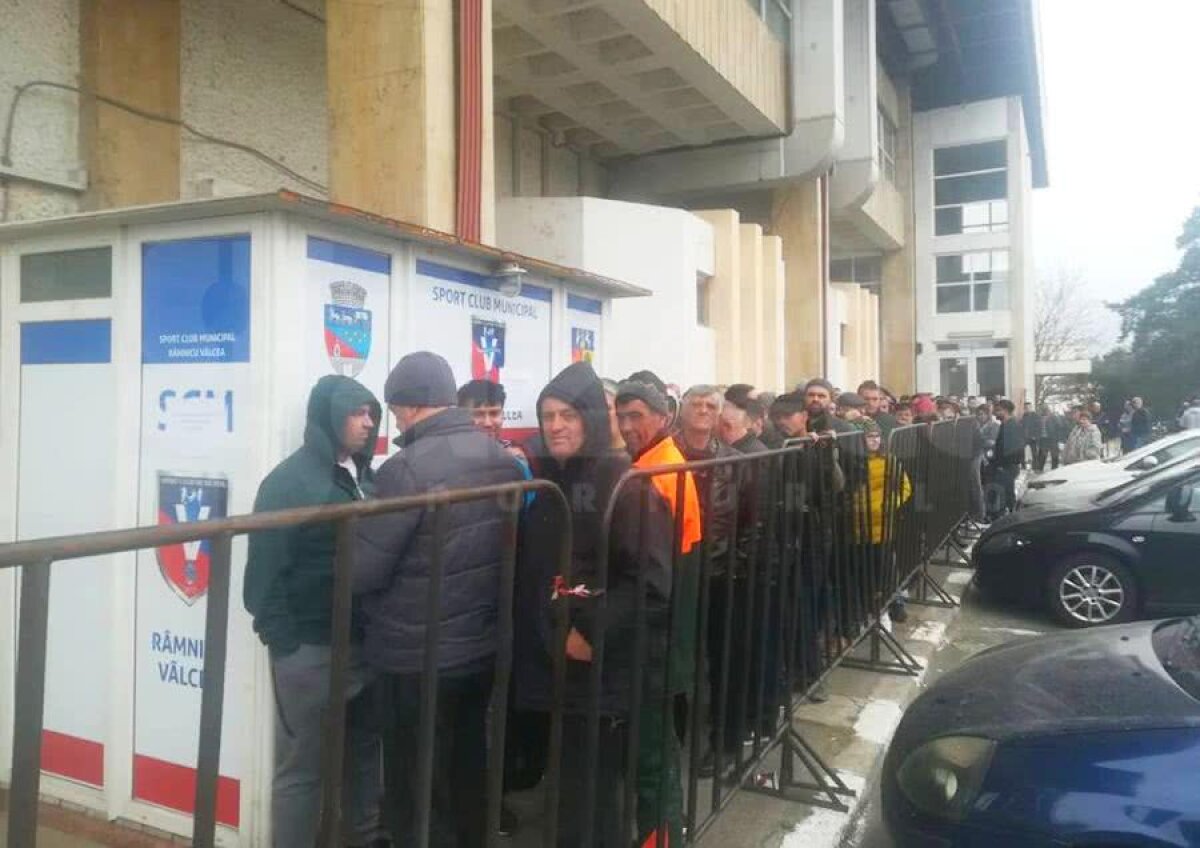 RÂMNICU VÂLCEA - CSM BUCUREȘTI // FOTO ULUITOR! Cererea a depășit de 4 ori capacitatea sălii „Traian”! Când se joacă meciul de titlu Rm. Vâlcea - CSM București + cât costă un bilet