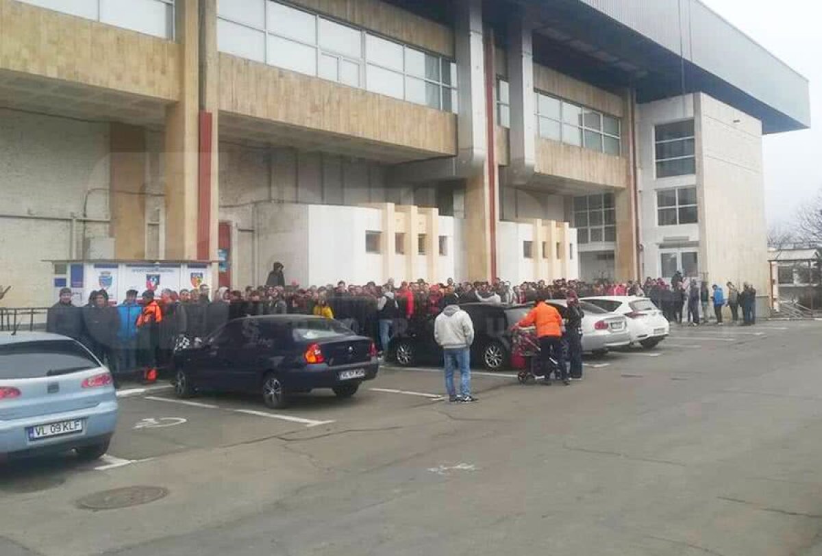RÂMNICU VÂLCEA - CSM BUCUREȘTI // FOTO ULUITOR! Cererea a depășit de 4 ori capacitatea sălii „Traian”! Când se joacă meciul de titlu Rm. Vâlcea - CSM București + cât costă un bilet