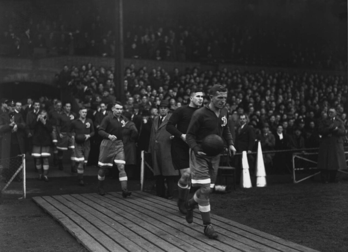 VIDEO Meciul care s-a jucat fără reguli: Arsenal contra unui adversar cu 15 jucători pe teren!