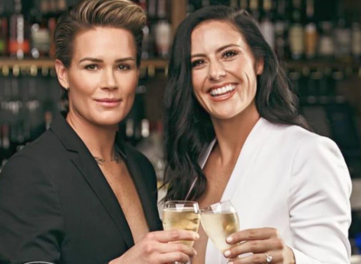 GALERIE FOTO Două campioane mondiale la fotbal feminin au decis să își oficializeze relația: „Ne logodim!”