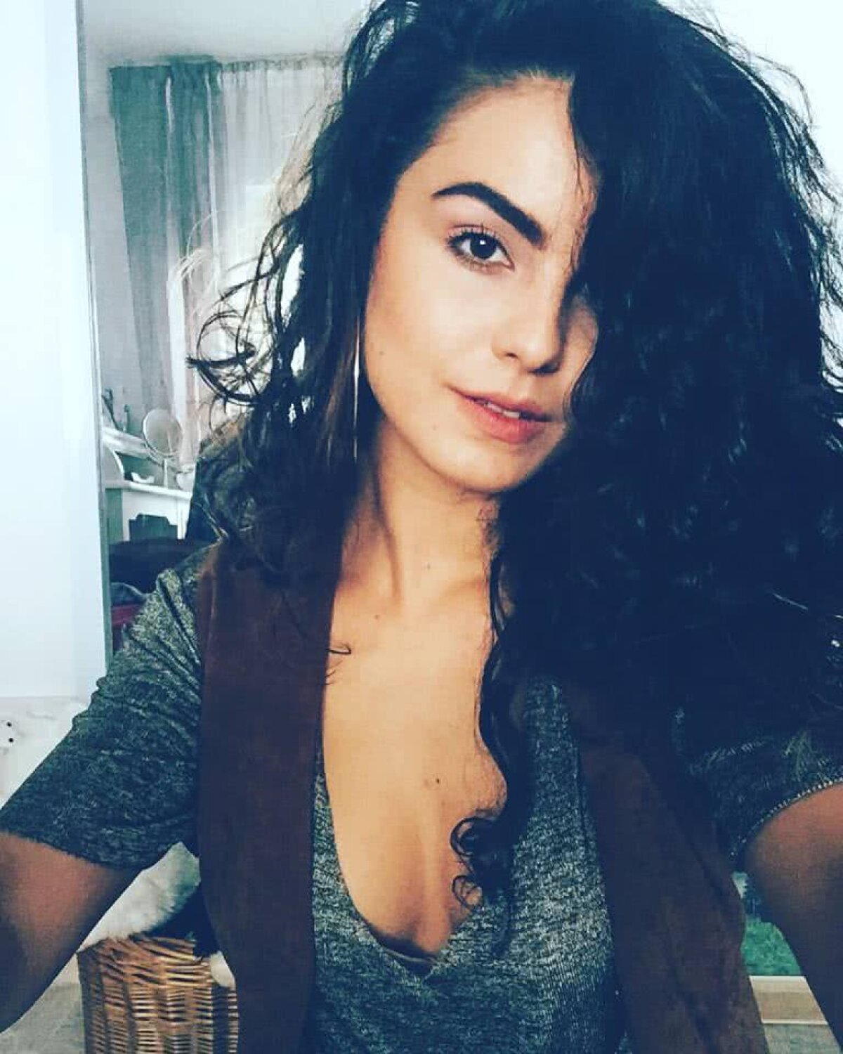 GALERIE FOTO Alexandra arată impecabil, iubește baschetul și tenisul, merge cu rolele prin parc și îi place să înoate