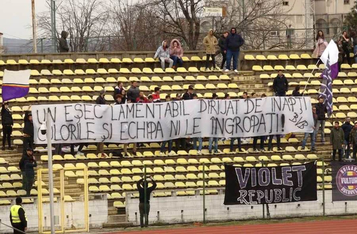 GALERIE FOTO Război rece între fanii și jucătorii lui FC Argeș » Amenințări și bannere ironice: „Când mai prindeți cota 9, să ne dați pontul și nouă!” 