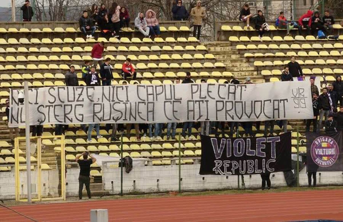 GALERIE FOTO Război rece între fanii și jucătorii lui FC Argeș » Amenințări și bannere ironice: „Când mai prindeți cota 9, să ne dați pontul și nouă!” 