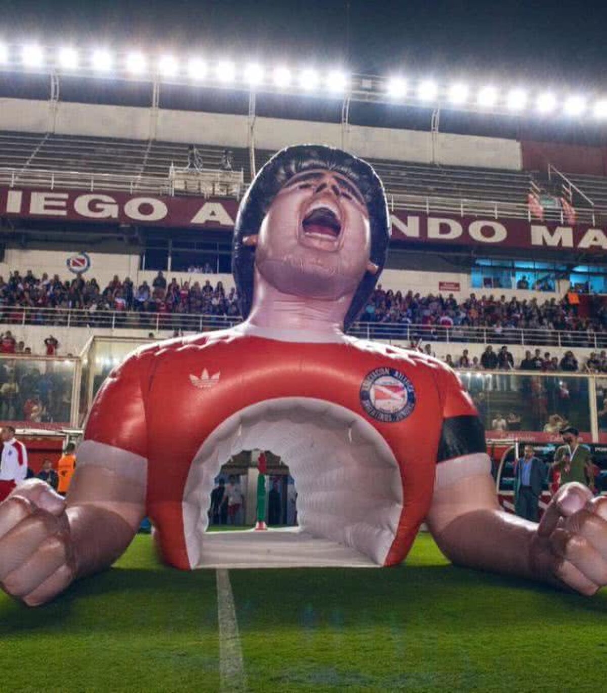VIDEO+FOTO Diego Maradona gonflabil :) Un uriaș tunel dedicat fostului mare fotbalist a fost instalat la stadionul celor de la Argentinos Juniors