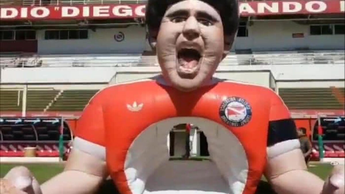VIDEO+FOTO Diego Maradona gonflabil :) Un uriaș tunel dedicat fostului mare fotbalist a fost instalat la stadionul celor de la Argentinos Juniors