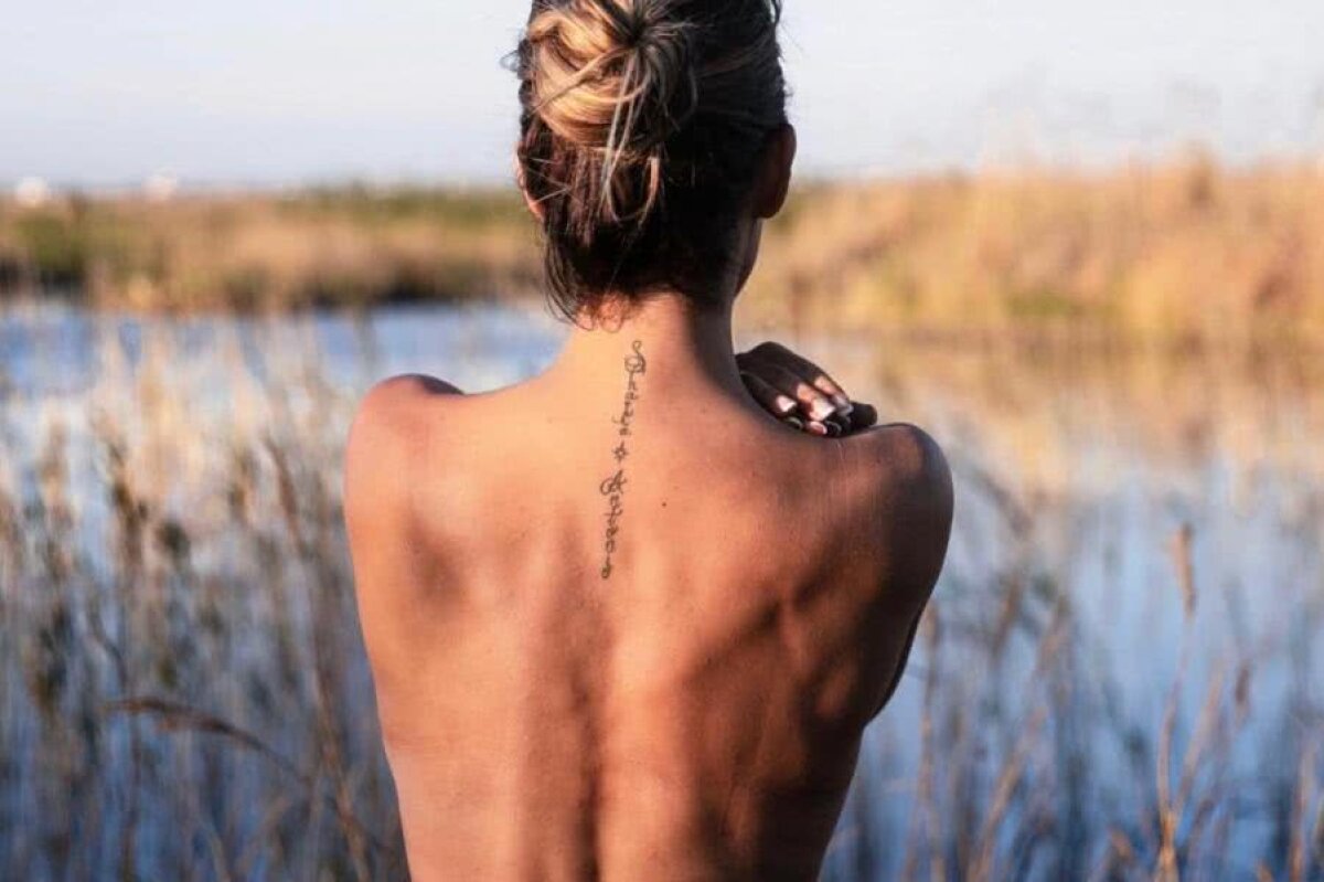 FOTO HOT Nevasta unui fotbalist s-a dezbrăcat pe un câmp și a postat imaginile pe net!