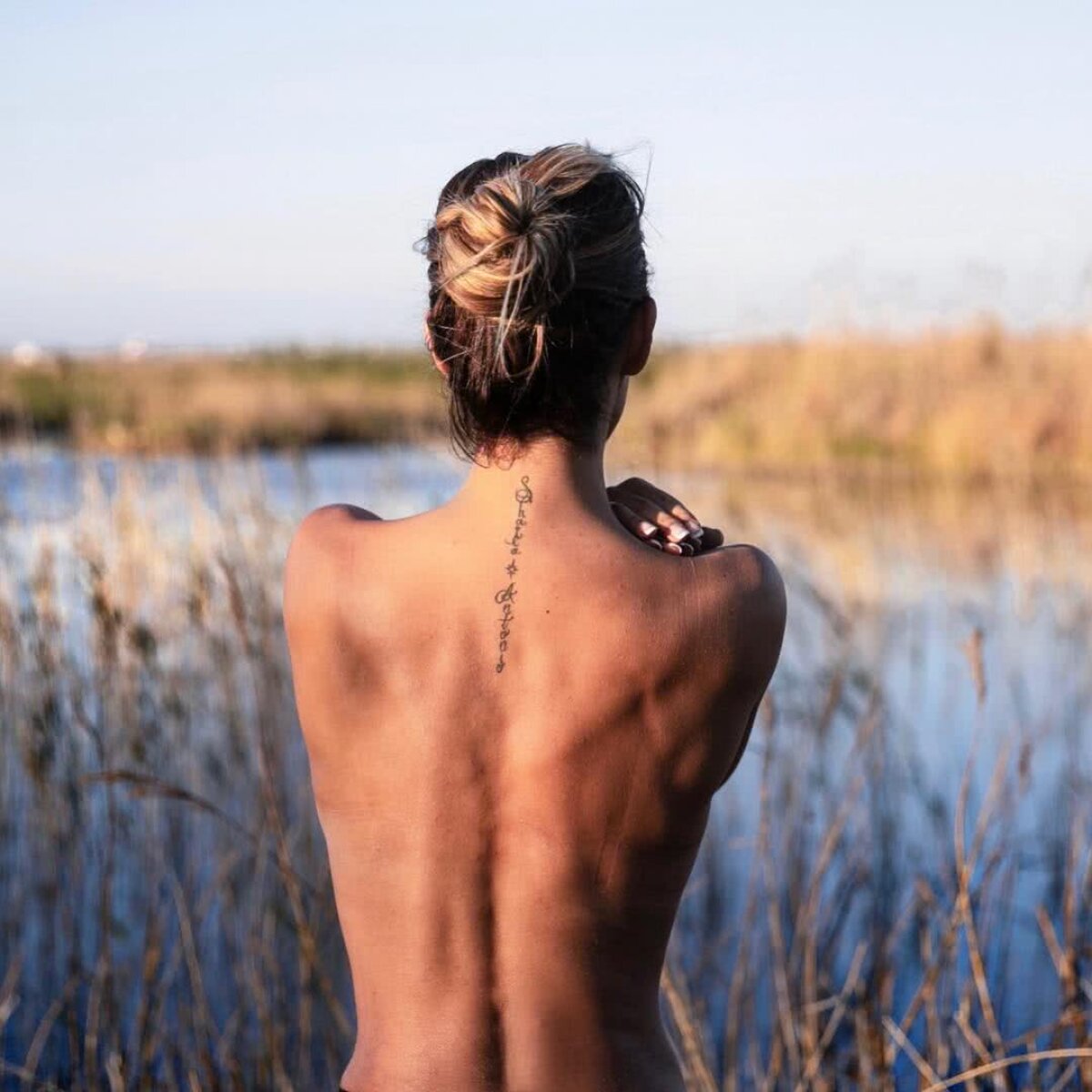 FOTO HOT Nevasta unui fotbalist s-a dezbrăcat pe un câmp și a postat imaginile pe net!