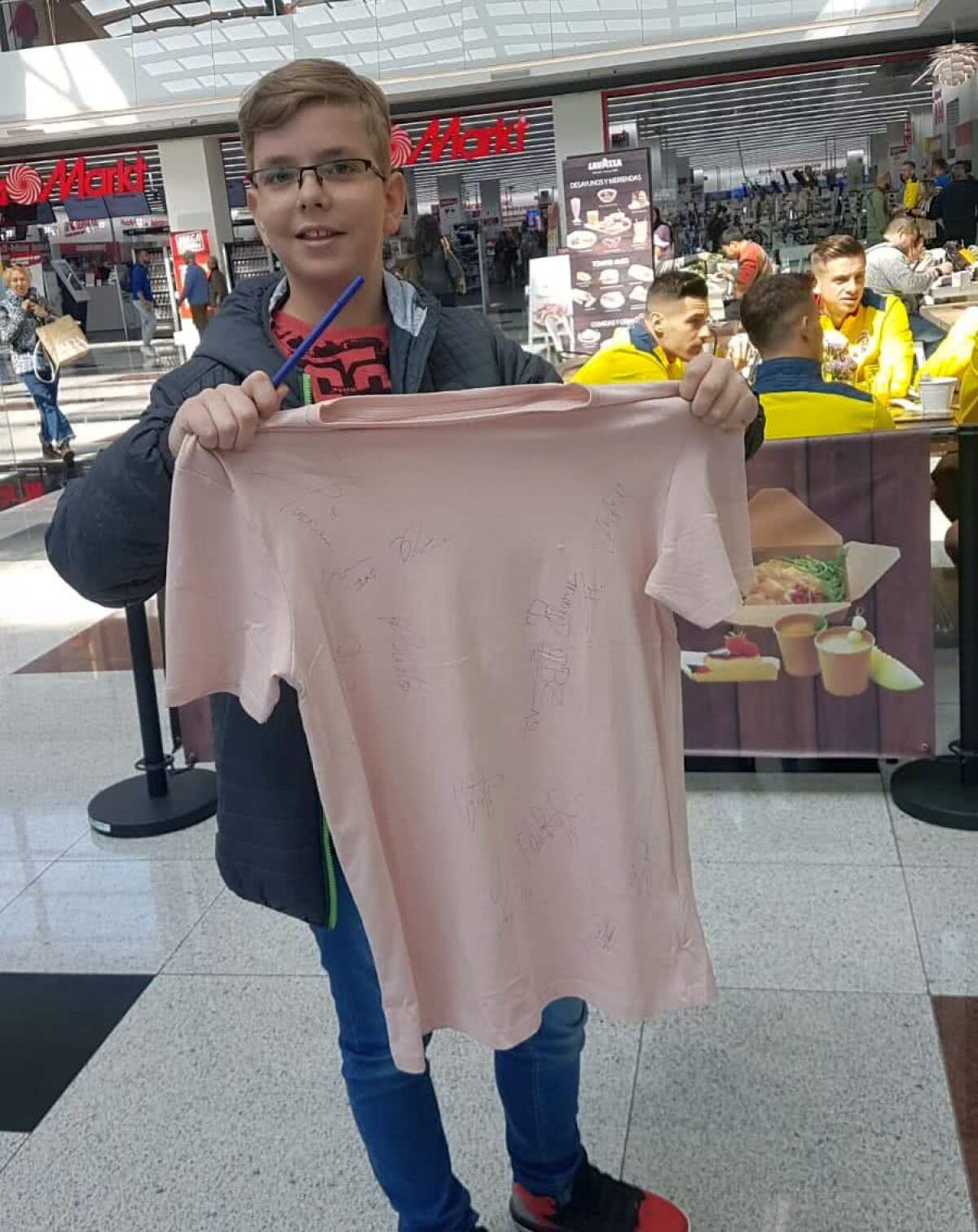 VIDEO+FOTO Naționala U21 s-a relaxat la mall înaintea meciului cu Spania » Românii i-au asaltat pe jucătorii lui Mirel Rădoi pentru poze și autografe