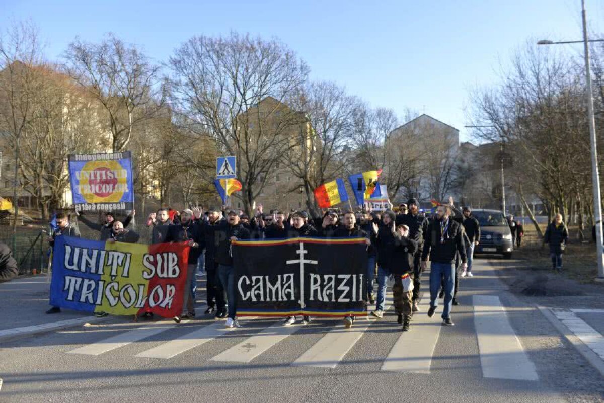 GALERIE FOTO » Mesaj vulgar anti-PSD în fața stadionului pe care se va juca Suedia - România