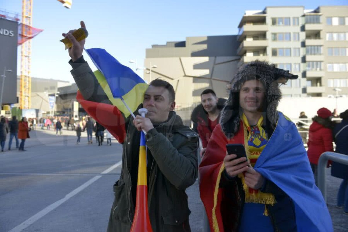 GALERIE FOTO » Mesaj vulgar anti-PSD în fața stadionului pe care se va juca Suedia - România