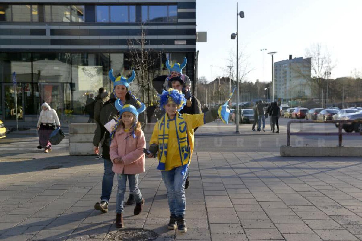 GALERIE FOTO » Mesaj vulgar anti-PSD în fața stadionului pe care se va juca Suedia - România