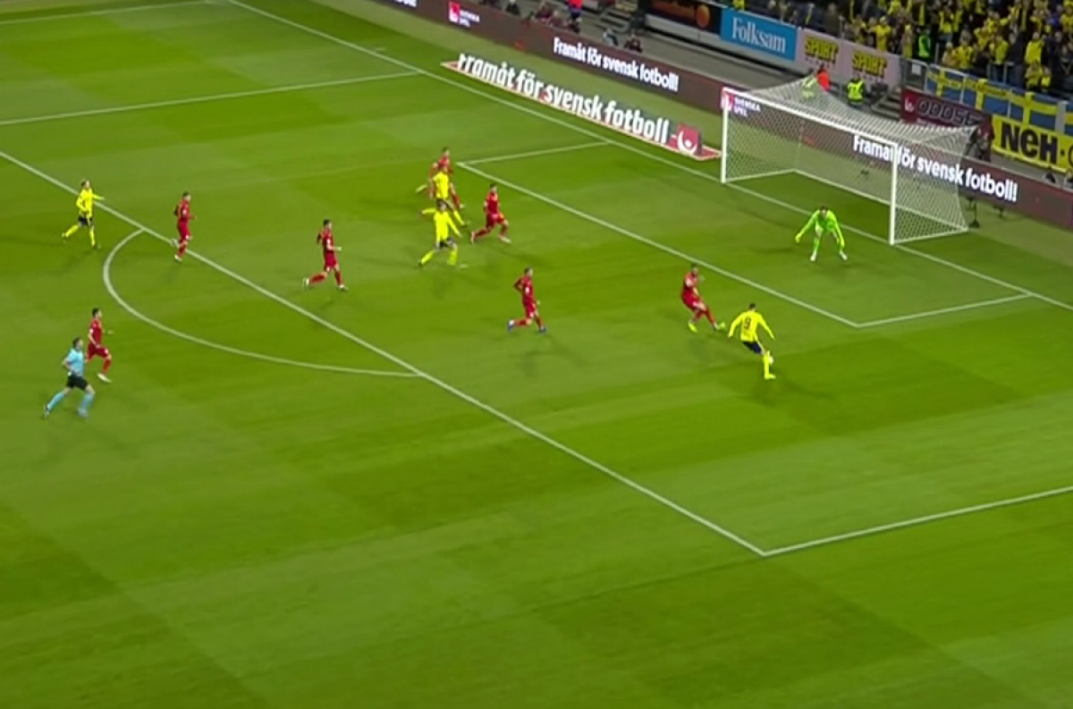 FOTO Suedezul Marcus Berg s-a făcut de râs » Și-a dat cu stângul în dreptul în fața porții României 