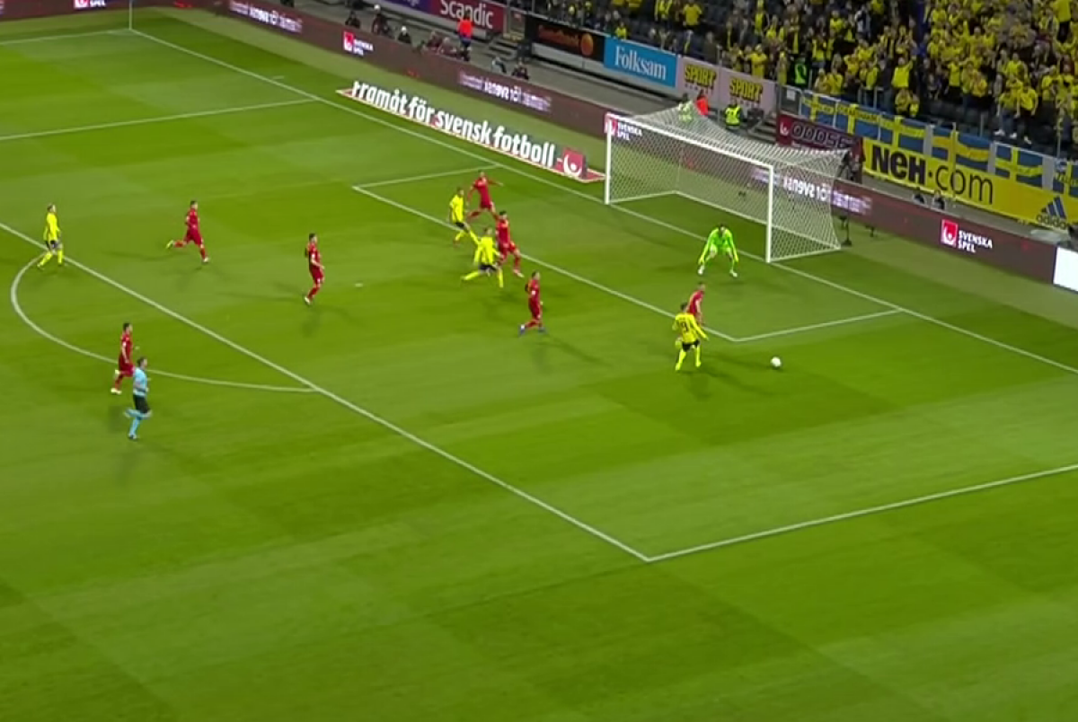 FOTO Suedezul Marcus Berg s-a făcut de râs » Și-a dat cu stângul în dreptul în fața porții României 