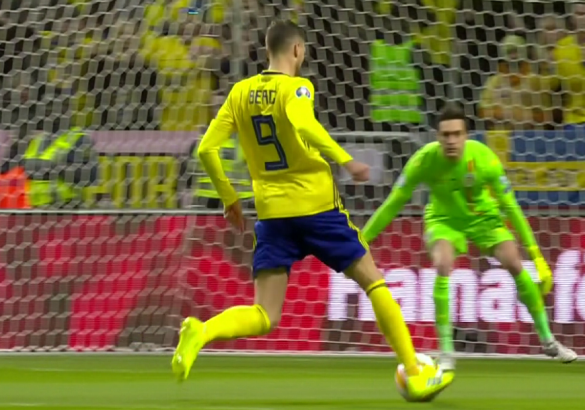 FOTO Suedezul Marcus Berg s-a făcut de râs » Și-a dat cu stângul în dreptul în fața porții României 