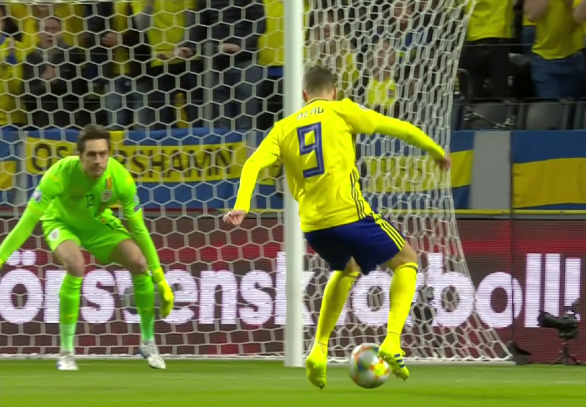 FOTO Suedezul Marcus Berg s-a făcut de râs » Și-a dat cu stângul în dreptul în fața porții României 