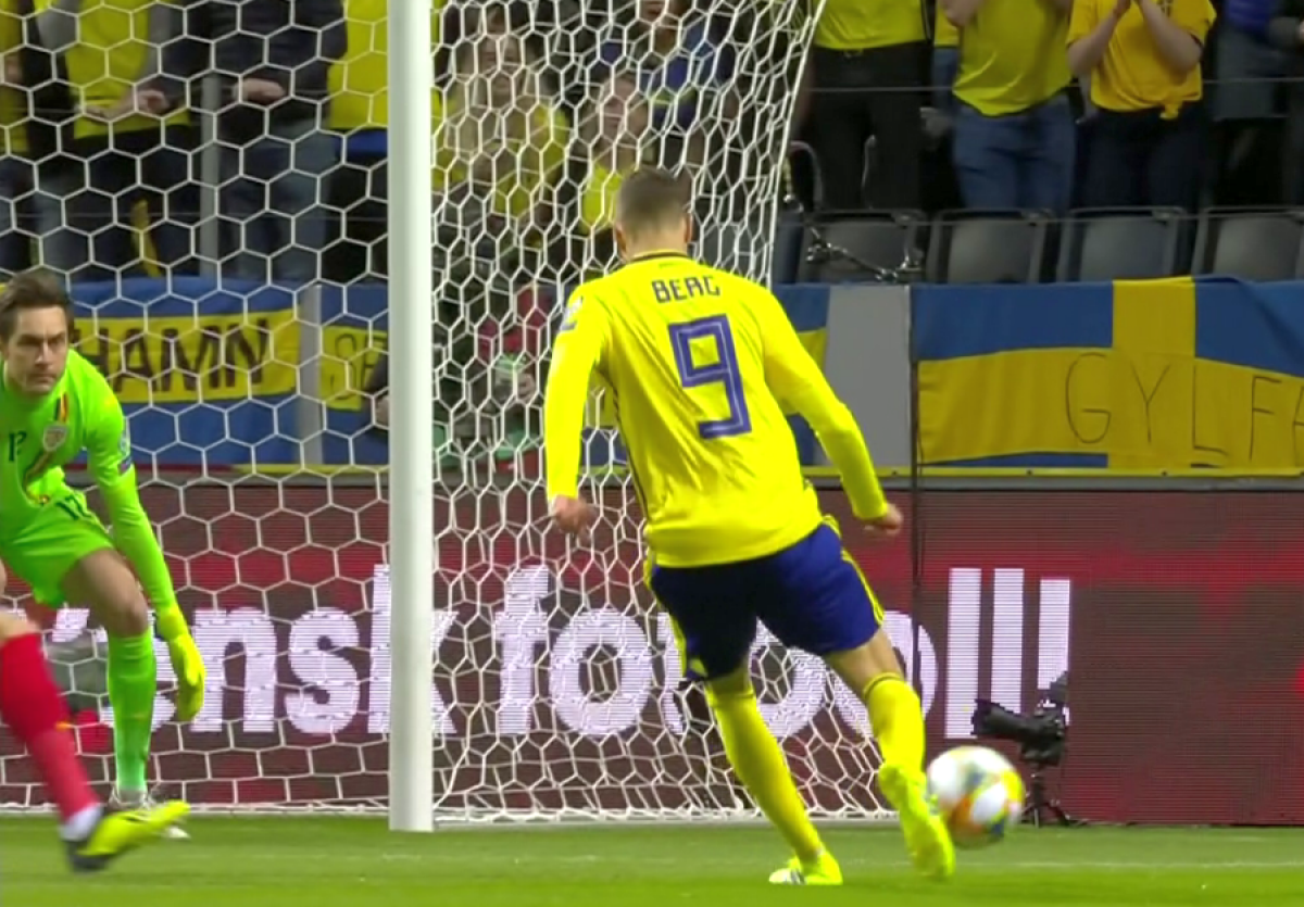 FOTO Suedezul Marcus Berg s-a făcut de râs » Și-a dat cu stângul în dreptul în fața porții României 