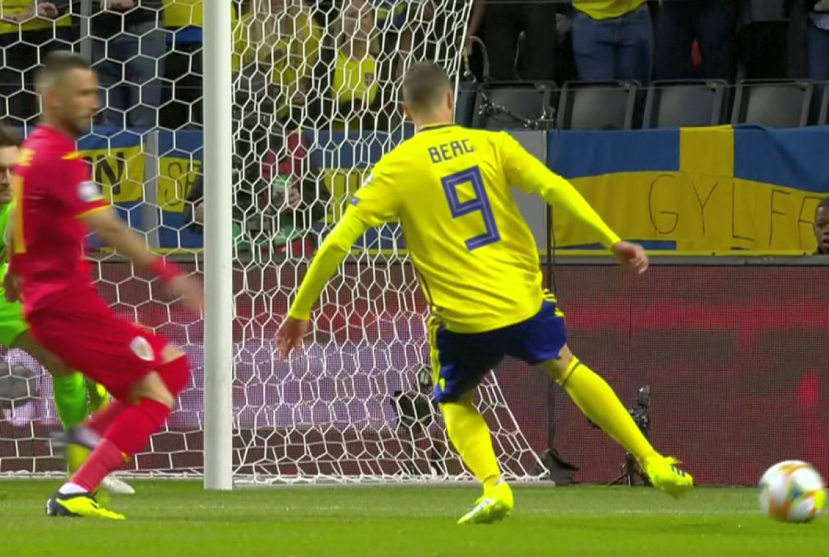 FOTO Suedezul Marcus Berg s-a făcut de râs » Și-a dat cu stângul în dreptul în fața porții României 