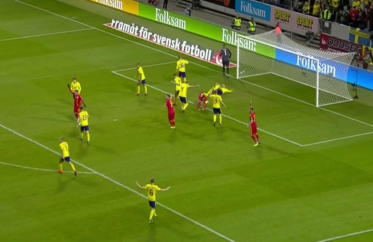 SUEDIA - ROMÂNIA 2-1 // Jucătorii României au cerșit un penalty! Arbitrul englez Michael Oliver nu i-a băgat în seamă