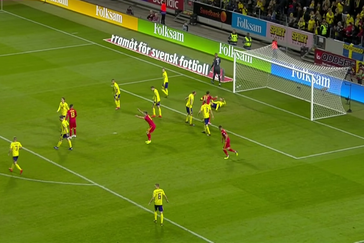 SUEDIA - ROMÂNIA 2-1 // Jucătorii României au cerșit un penalty! Arbitrul englez Michael Oliver nu i-a băgat în seamă